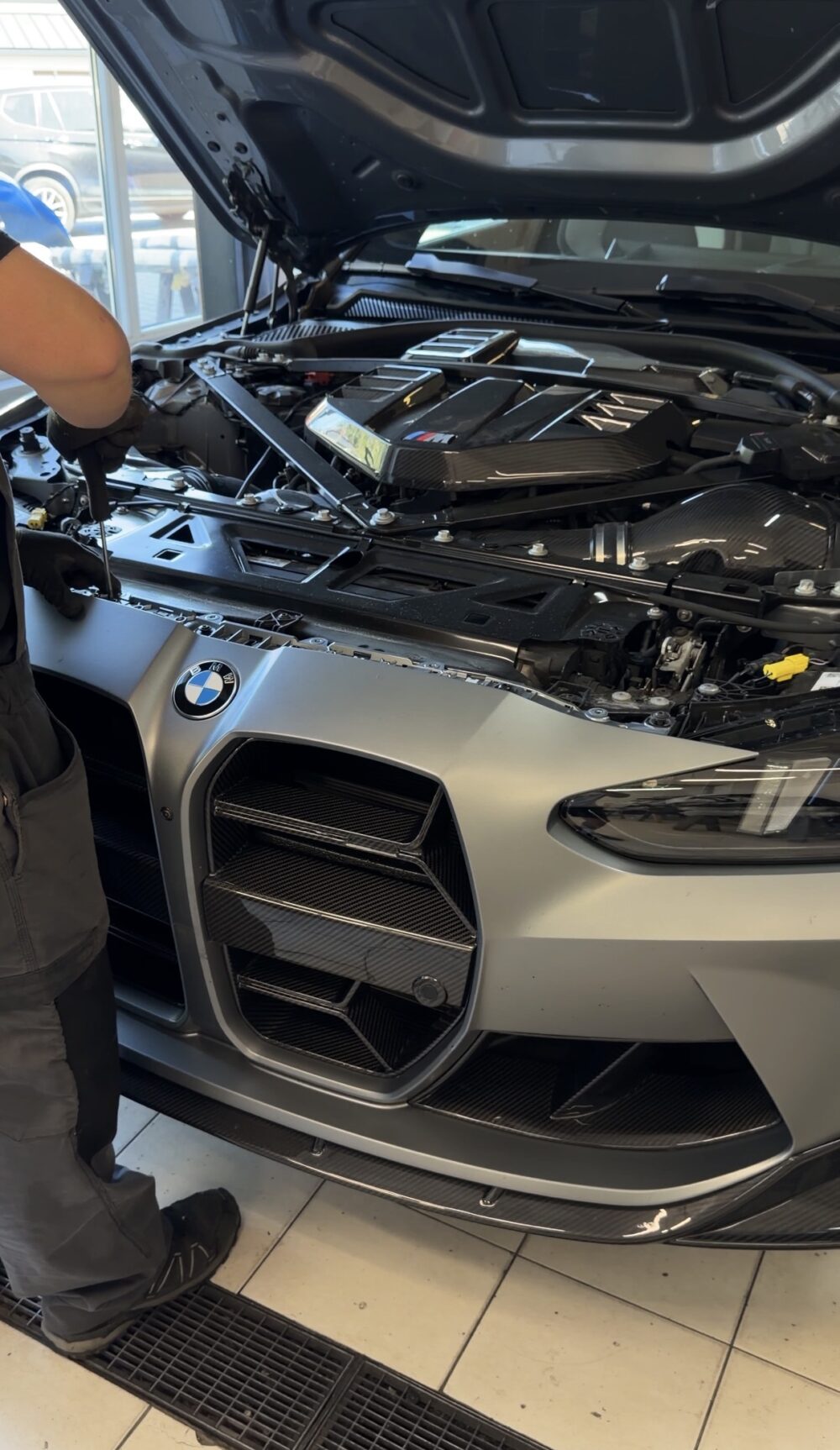 Praca w warsztacie Carbonmile Repair